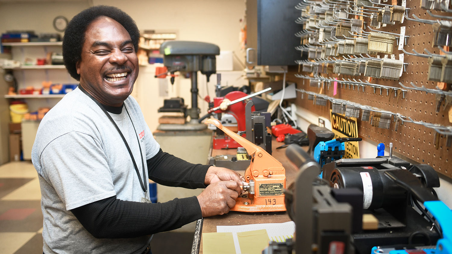 北卡罗莱纳州锁匠杰夫托马斯在钥匙店工作
