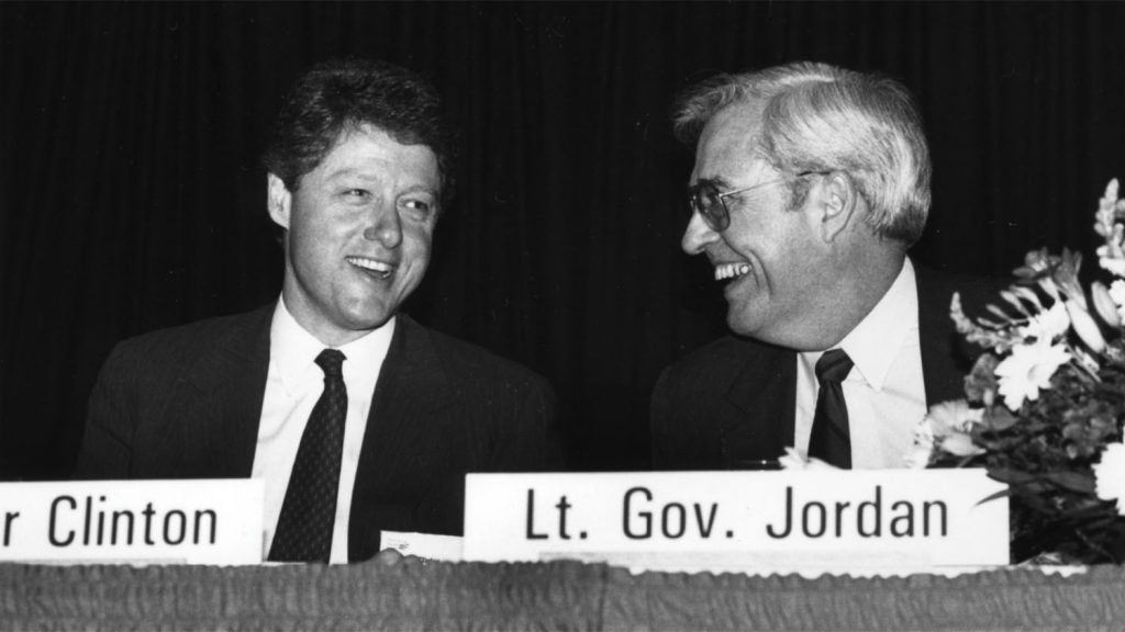 鲍勃·乔丹与比尔·克林顿同桌。