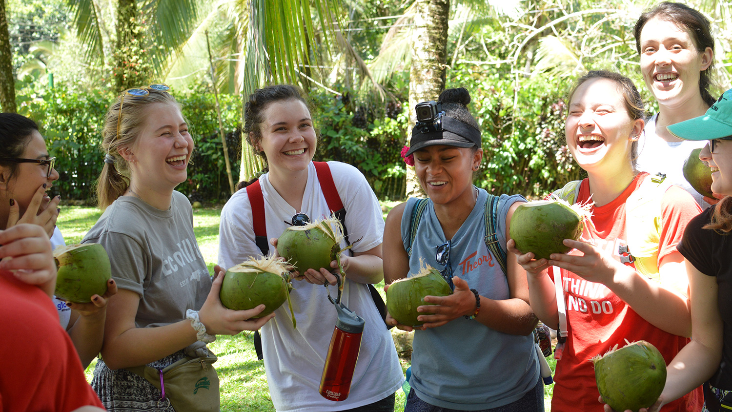 哥斯达黎加的学生边喝椰子边笑