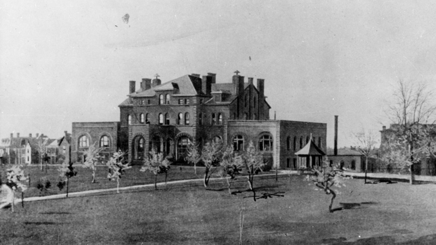 1890年Holladay Hall的照片。