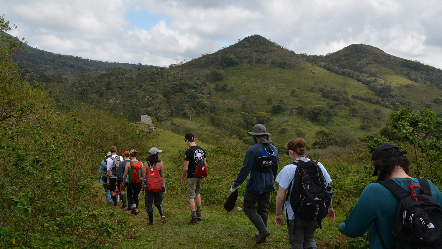 学生们在尼加拉瓜的山区徒步旅行