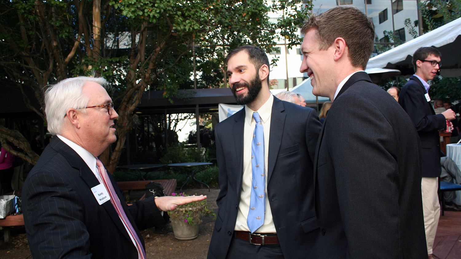 校长Randy Woodson与Chris Arbonies(中间)和Chris Cooper谈论Krispy Kreme挑战。文件的照片。
