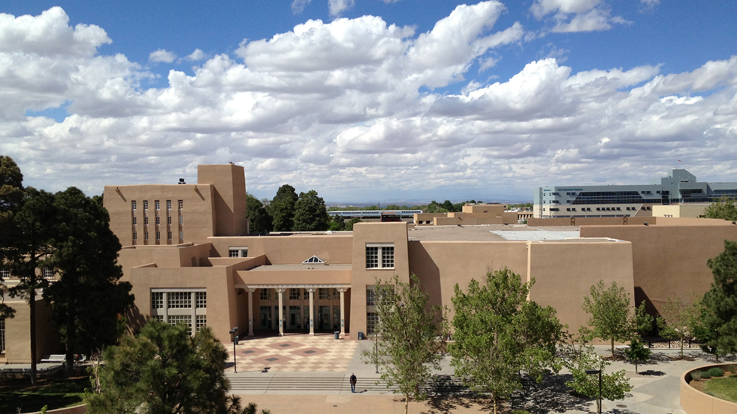 蓝天映衬下的新墨西哥大学校园。