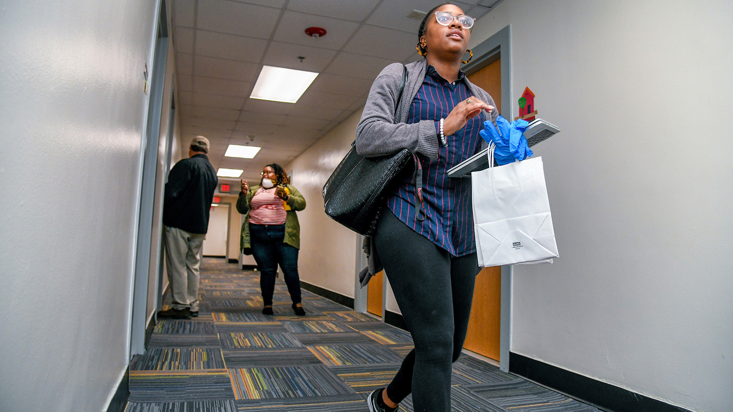 DASA志愿者走在宿舍的大厅里