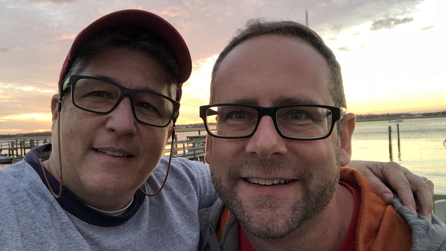 北卡罗来纳州学术和学生事务部办公室主任Justine Hollingshead和北卡罗来纳州威尔明顿分校住房主任Peter Groenendyk。