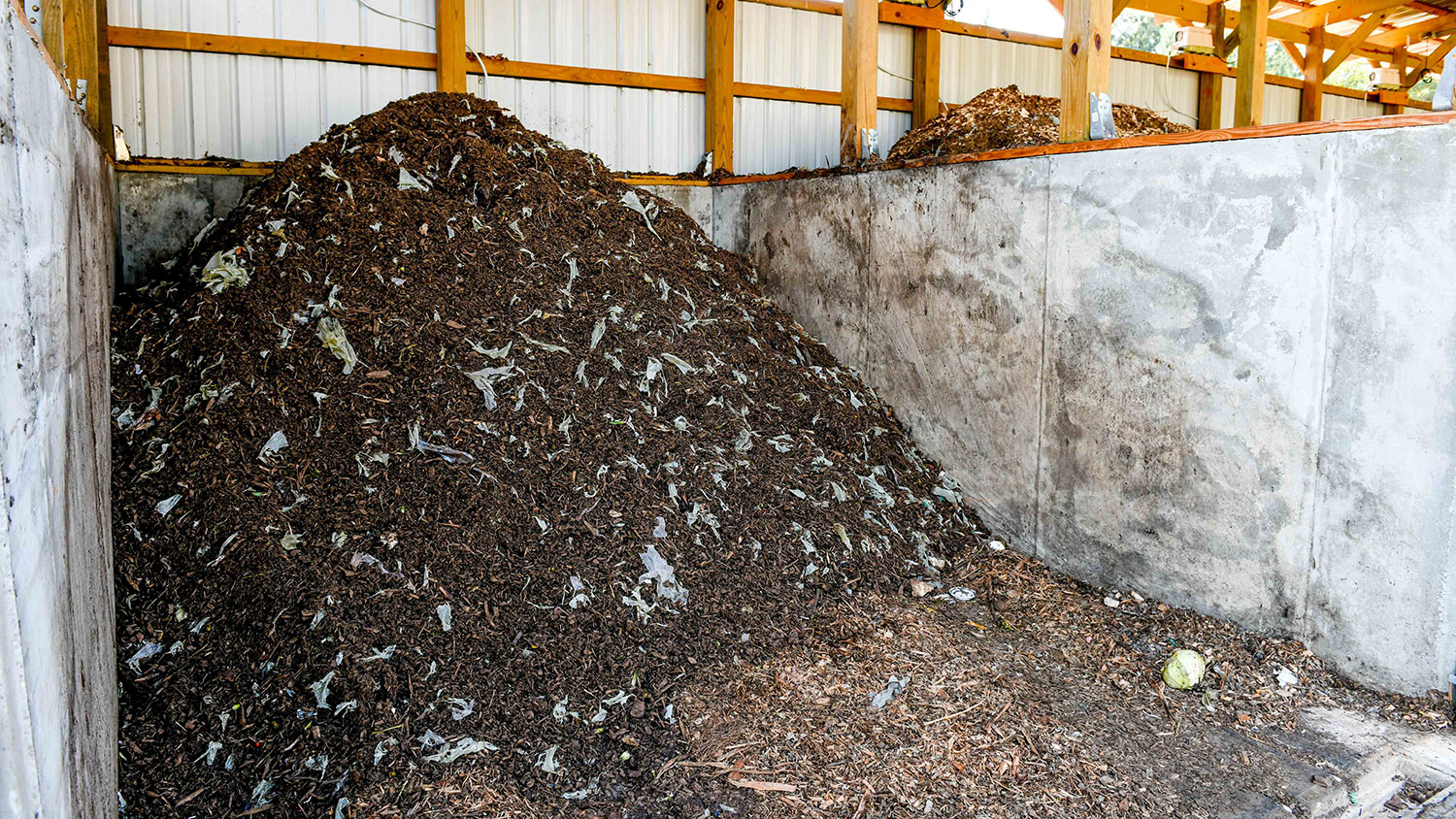 在NC州堆肥设施的海湾的有机废物土堆