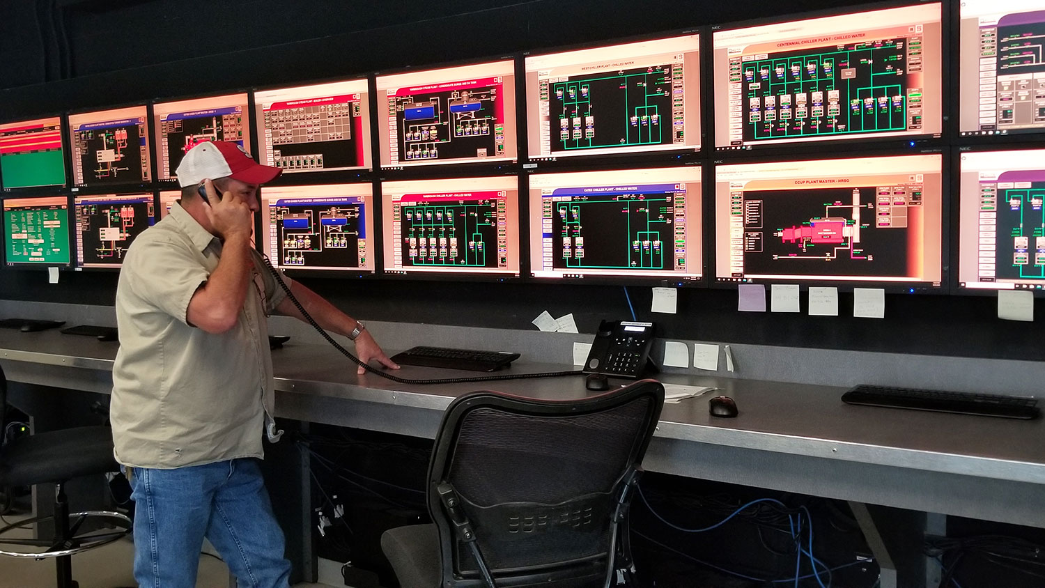 一个中央公用事业工厂的操作员在控制室里打电话