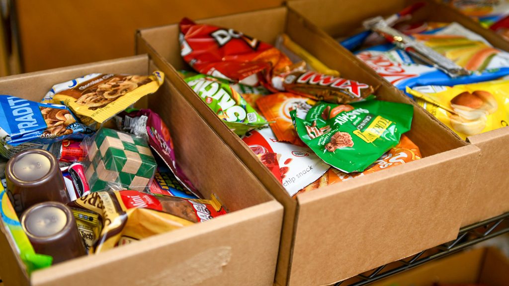 箱子在架子上的小吃