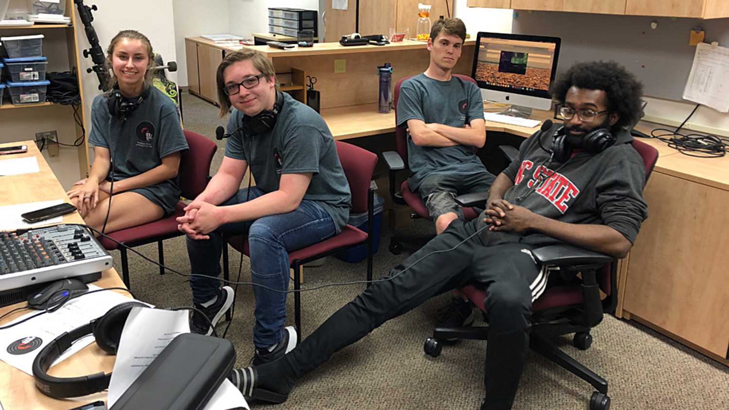 WolfBytes的dj们坐在演播室周围。