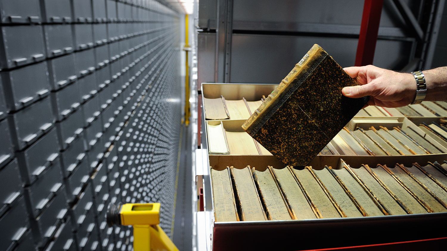 一本旧书从书标的抽屉中删除。