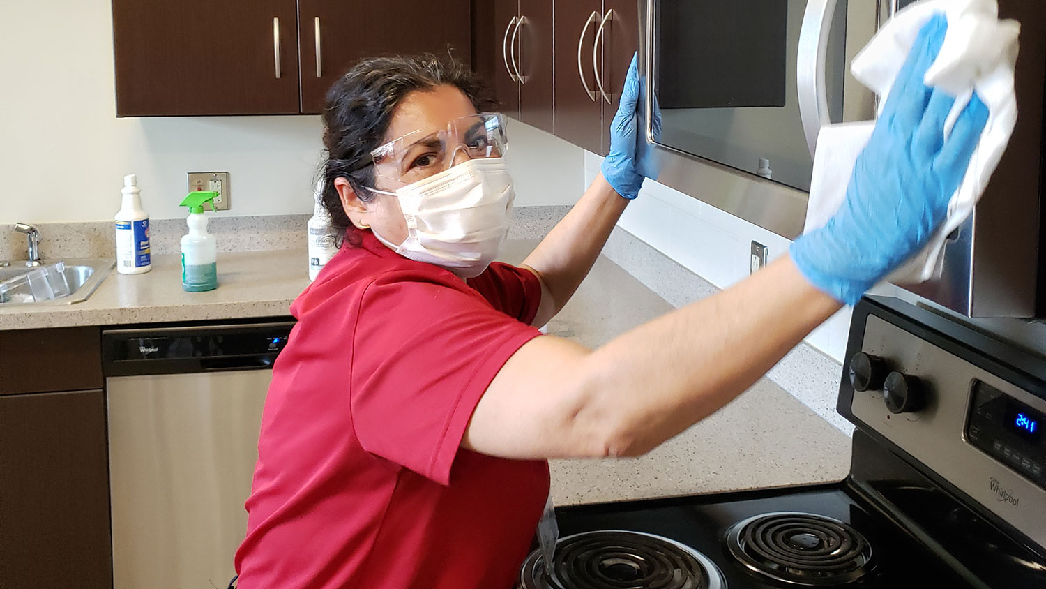 清洗厨房的妇女