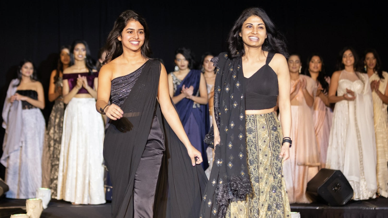 Ritika Shamdasani和她的妹妹Niki，在Sani时装秀的跑道上散步。