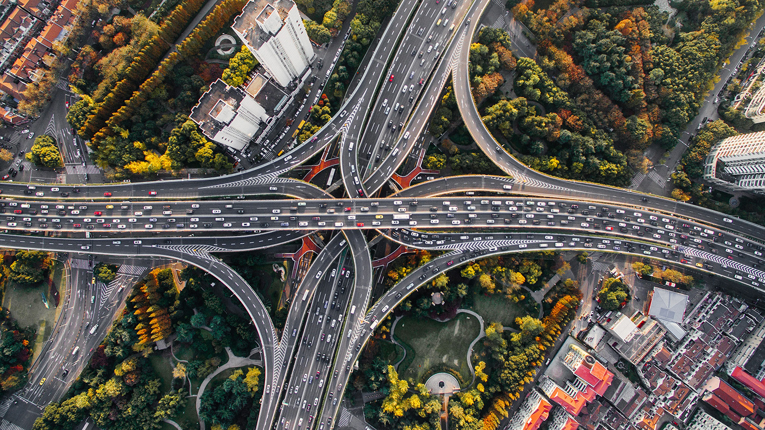 复杂公路交通交流的空中照片