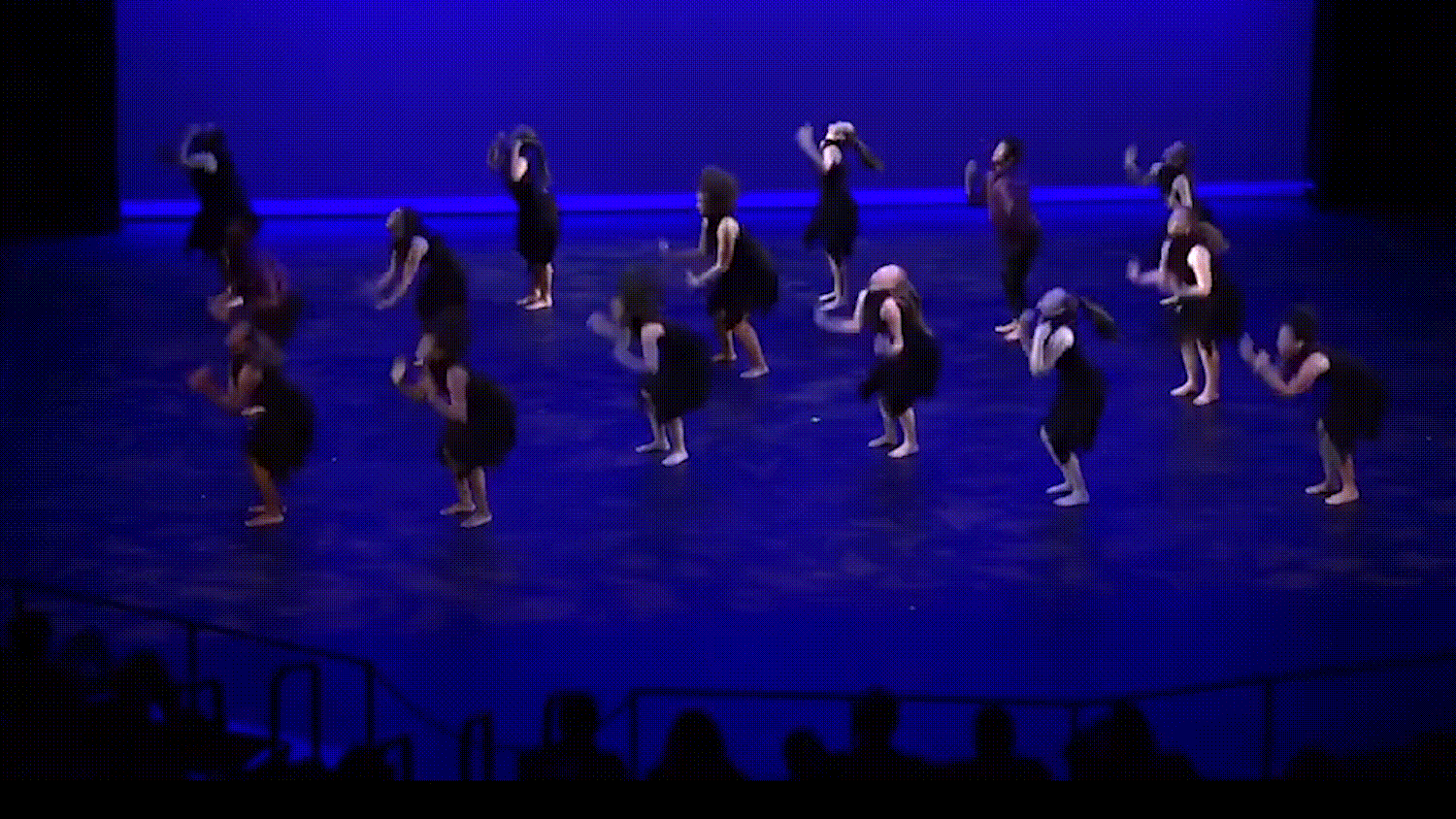 舞者在舞台上表演。