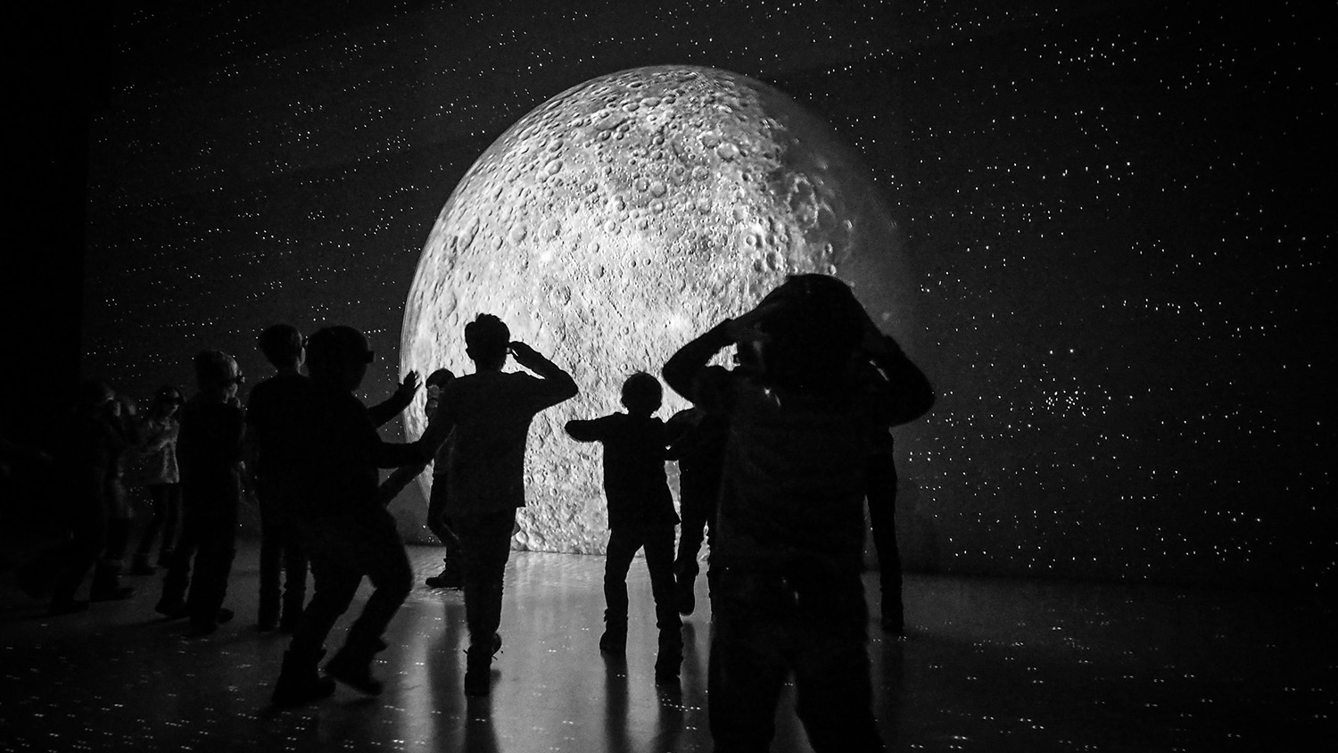 在博物馆前面映射的孩子展示了关于月亮
