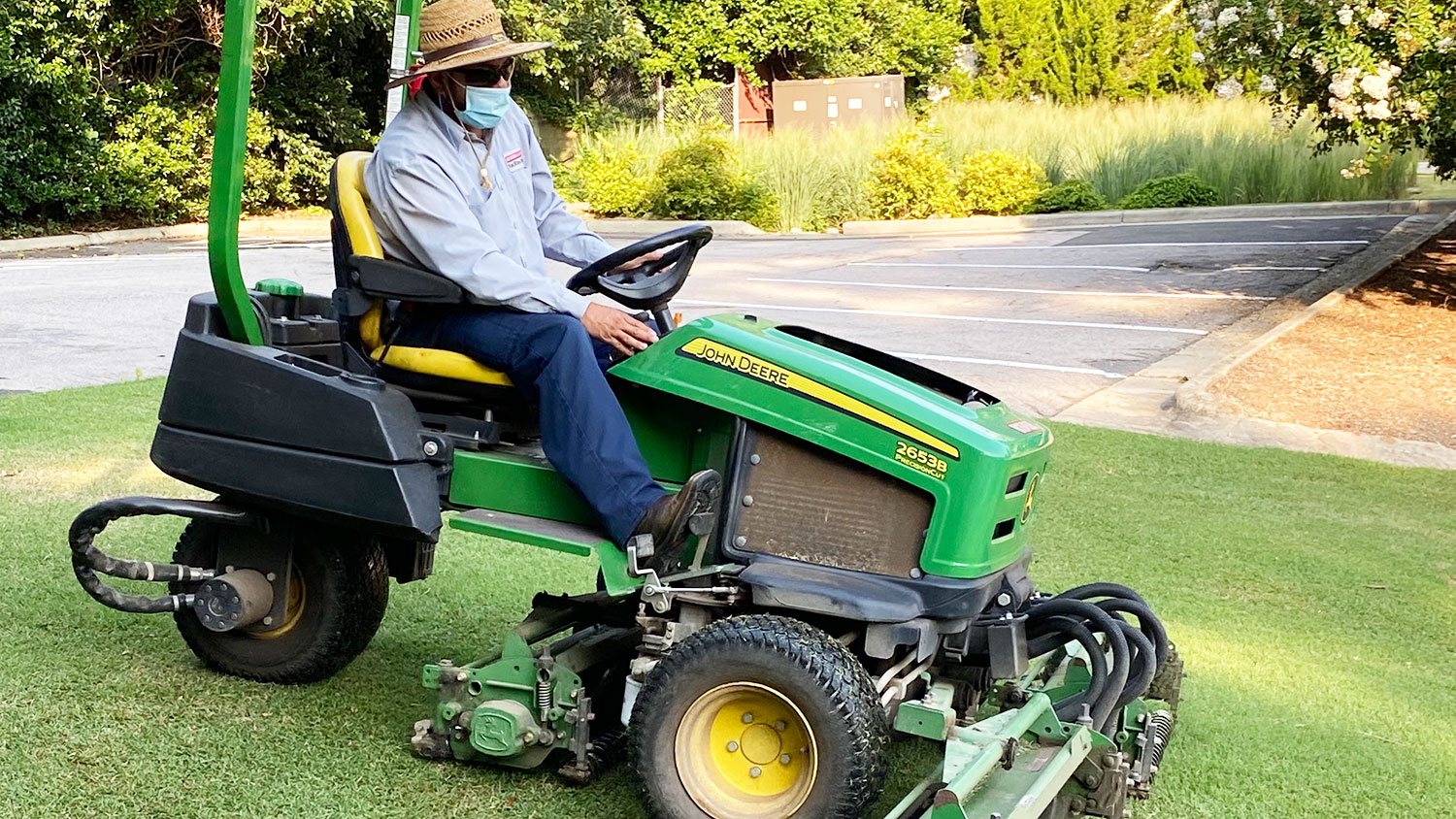 骑马割草机的人