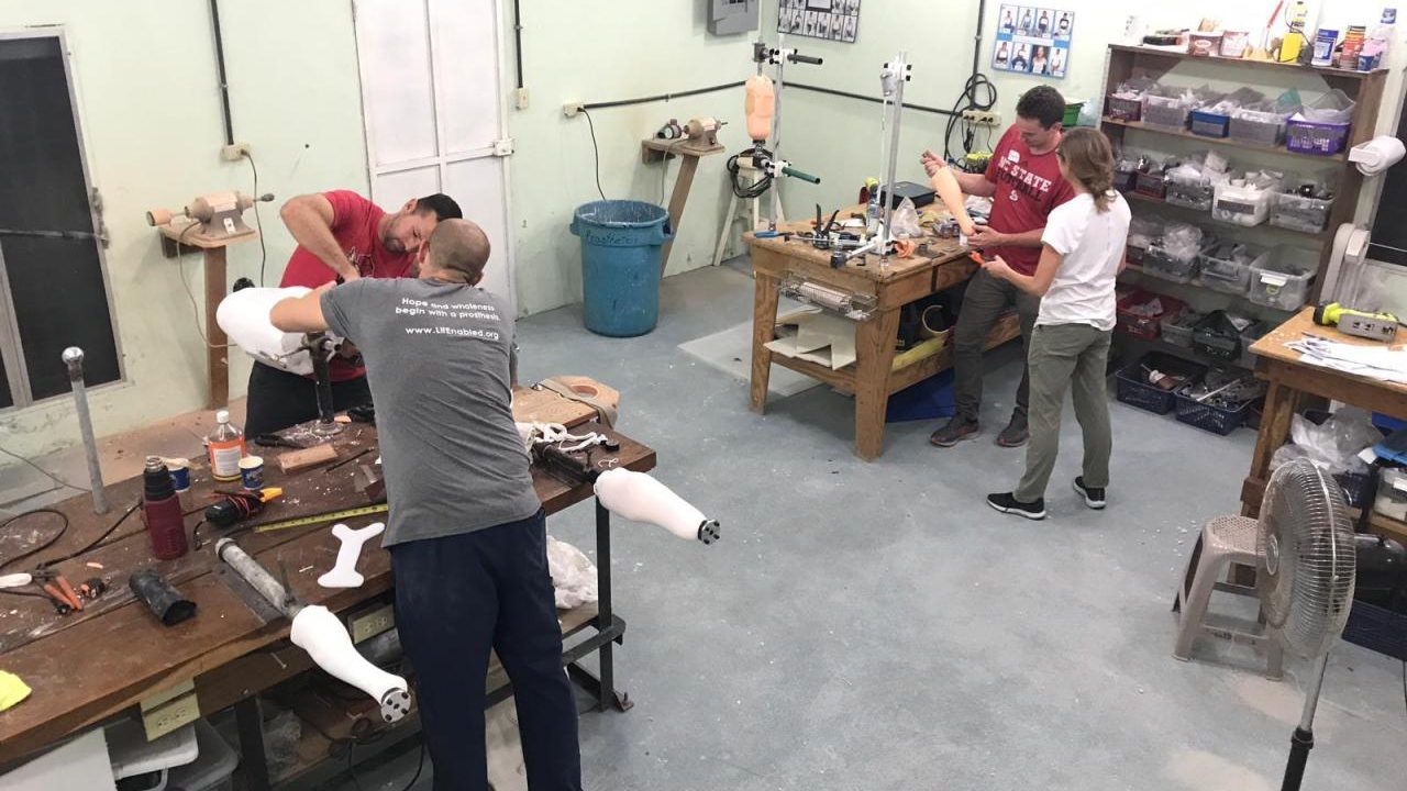 在危地马拉的一个工作室里，OpenGait为膝盖以上截肢者制作传统的假肢