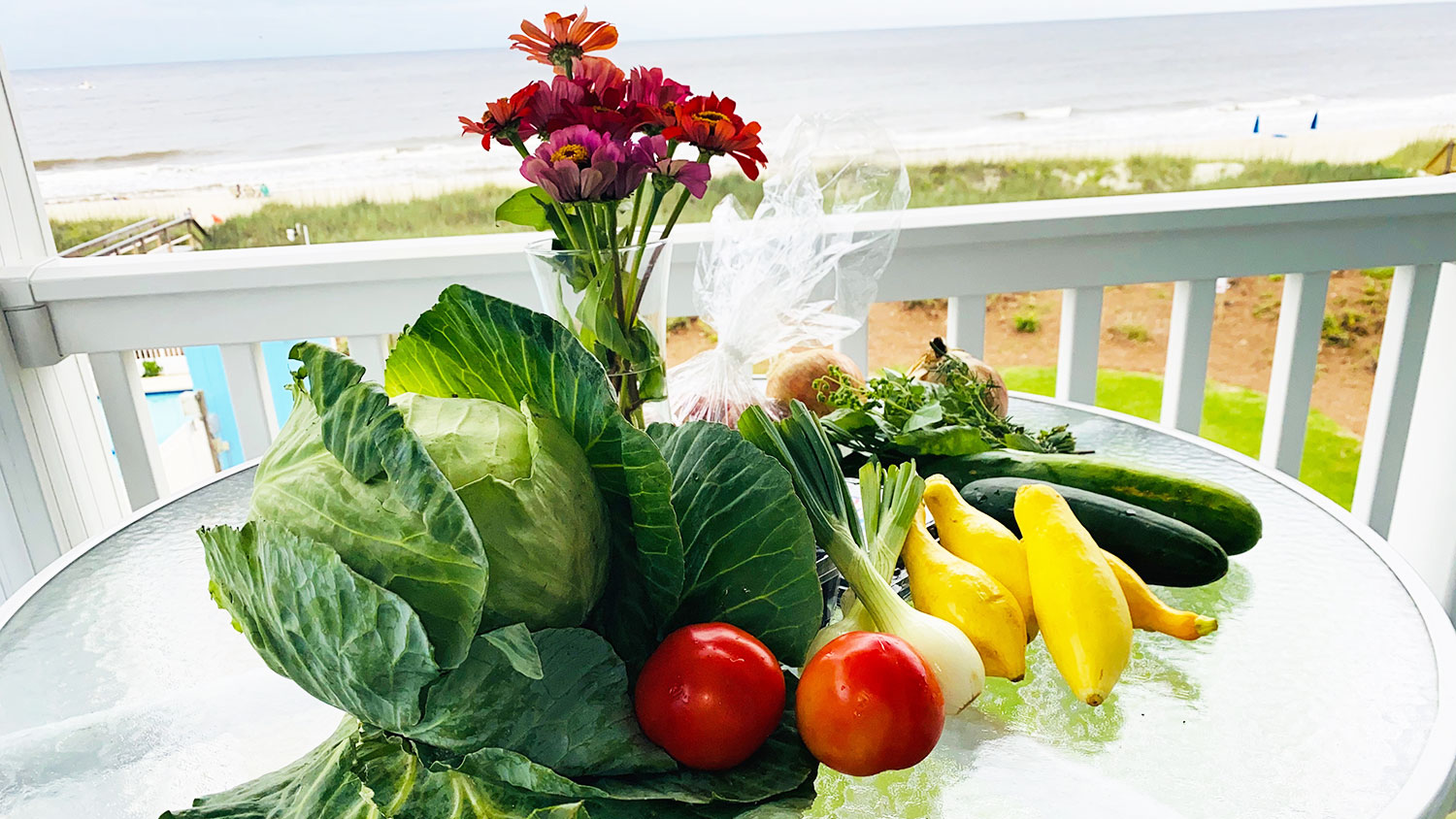 水果和蔬菜放在桌子上