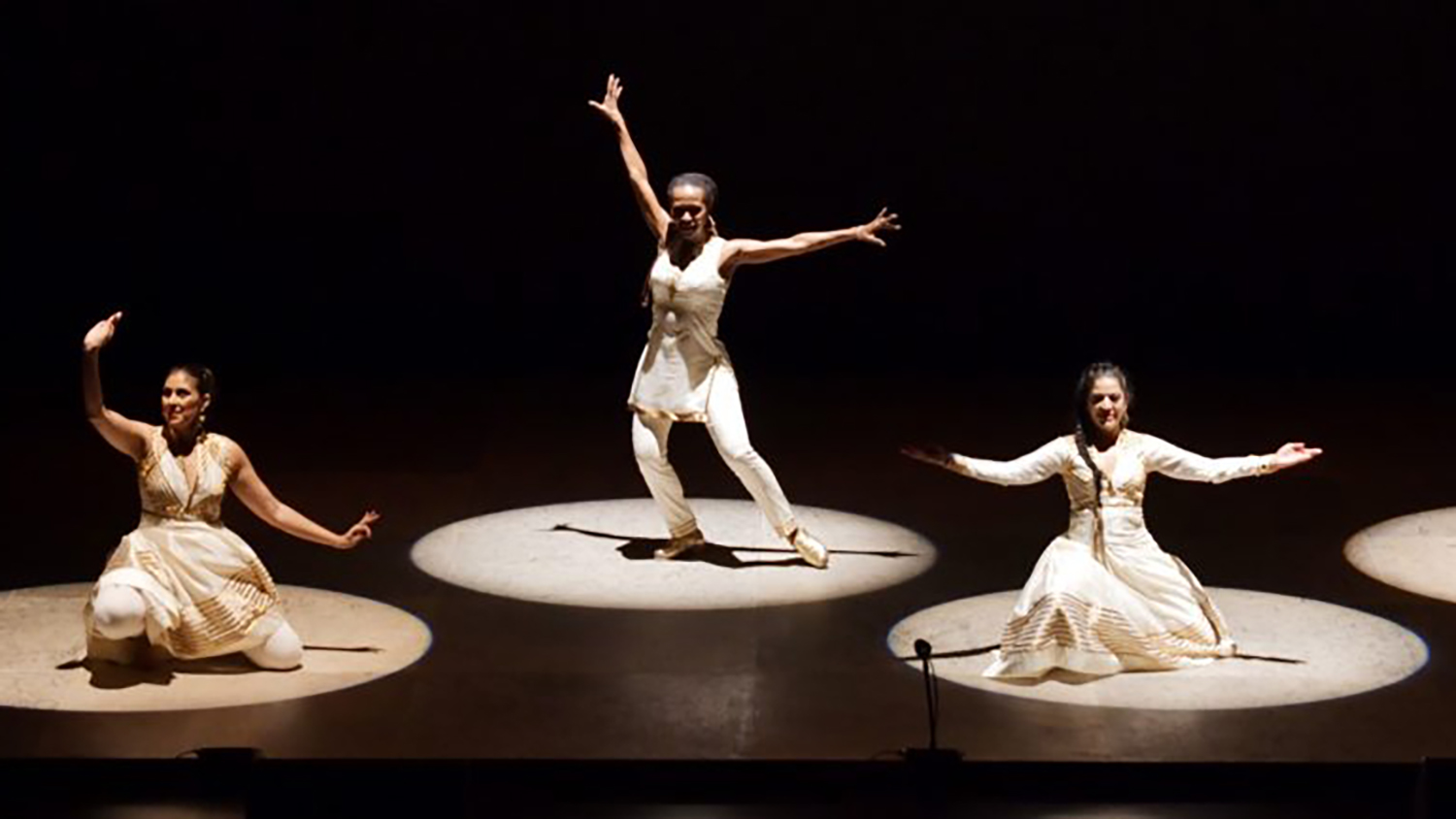 在聚光灯焕发上的舞台上的表演者。