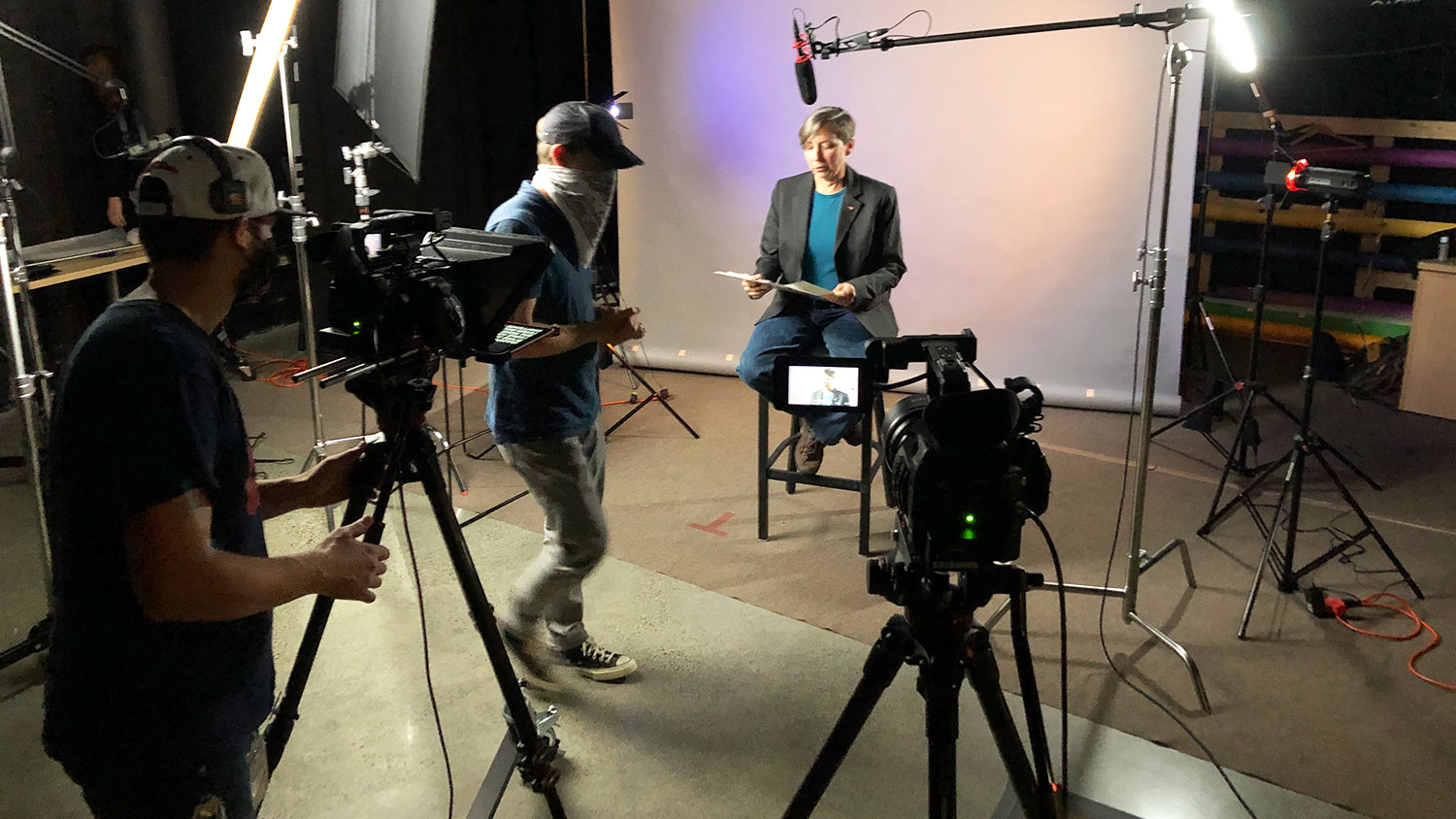 人们在摄影棚里拍摄视频