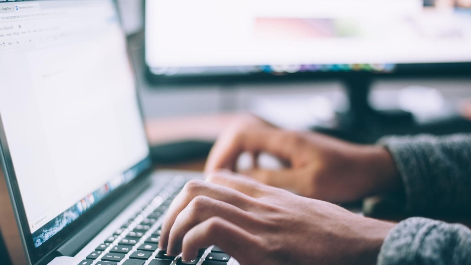 学生在笔记本电脑上。