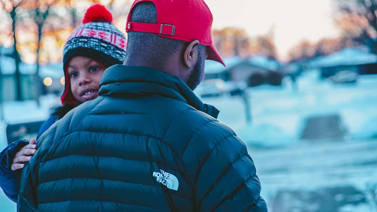 拿着一个微笑的孩子的人