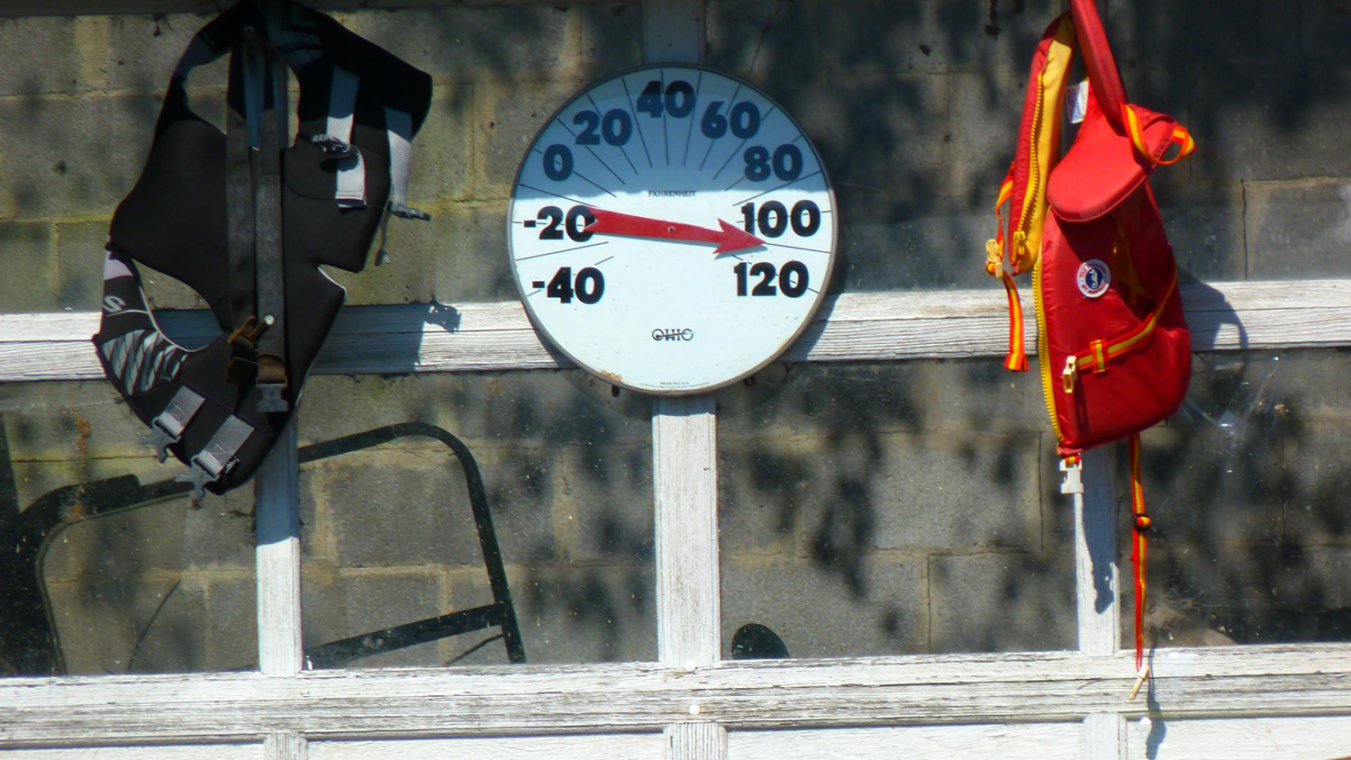 温度计显示温度超过华氏100度