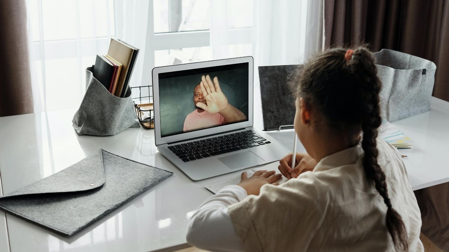 孩子在网上学习。