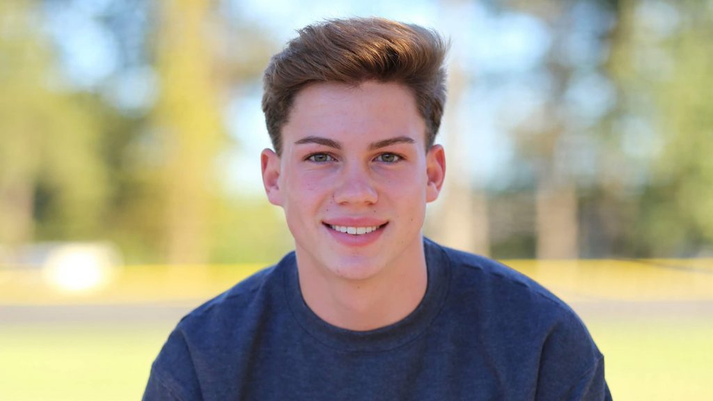 Tripp Johnson为外面的肖像姿势。
