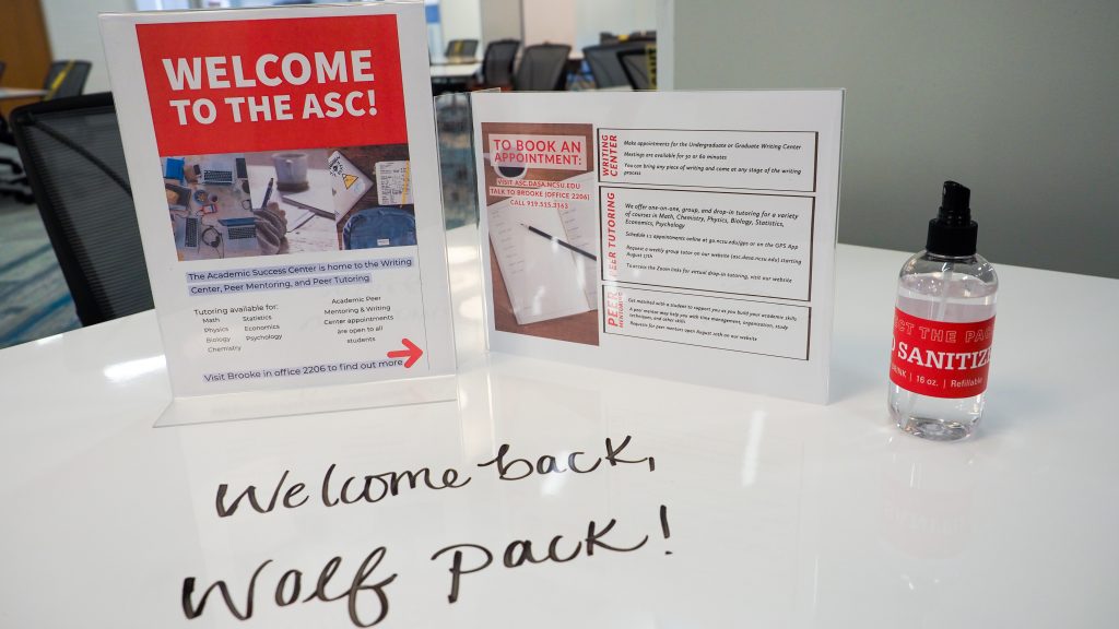 在夏季夏季Covid-19大流行期间，一条欢迎消息在DH山图书馆的新学术成功中心迎接学生。照片由Marc Hall