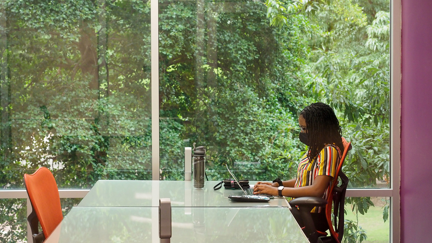 2020年夏季COVID-19大流行期间，学生们学习和使用DH Hill图书馆。马克·霍尔摄