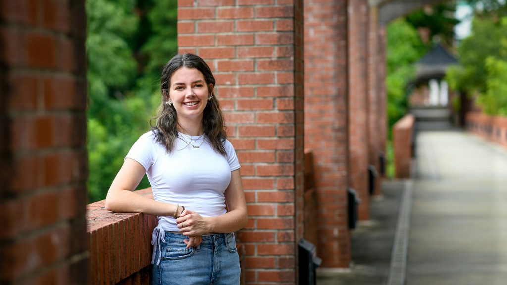 Laura Cooper代表NC州校园的肖像。