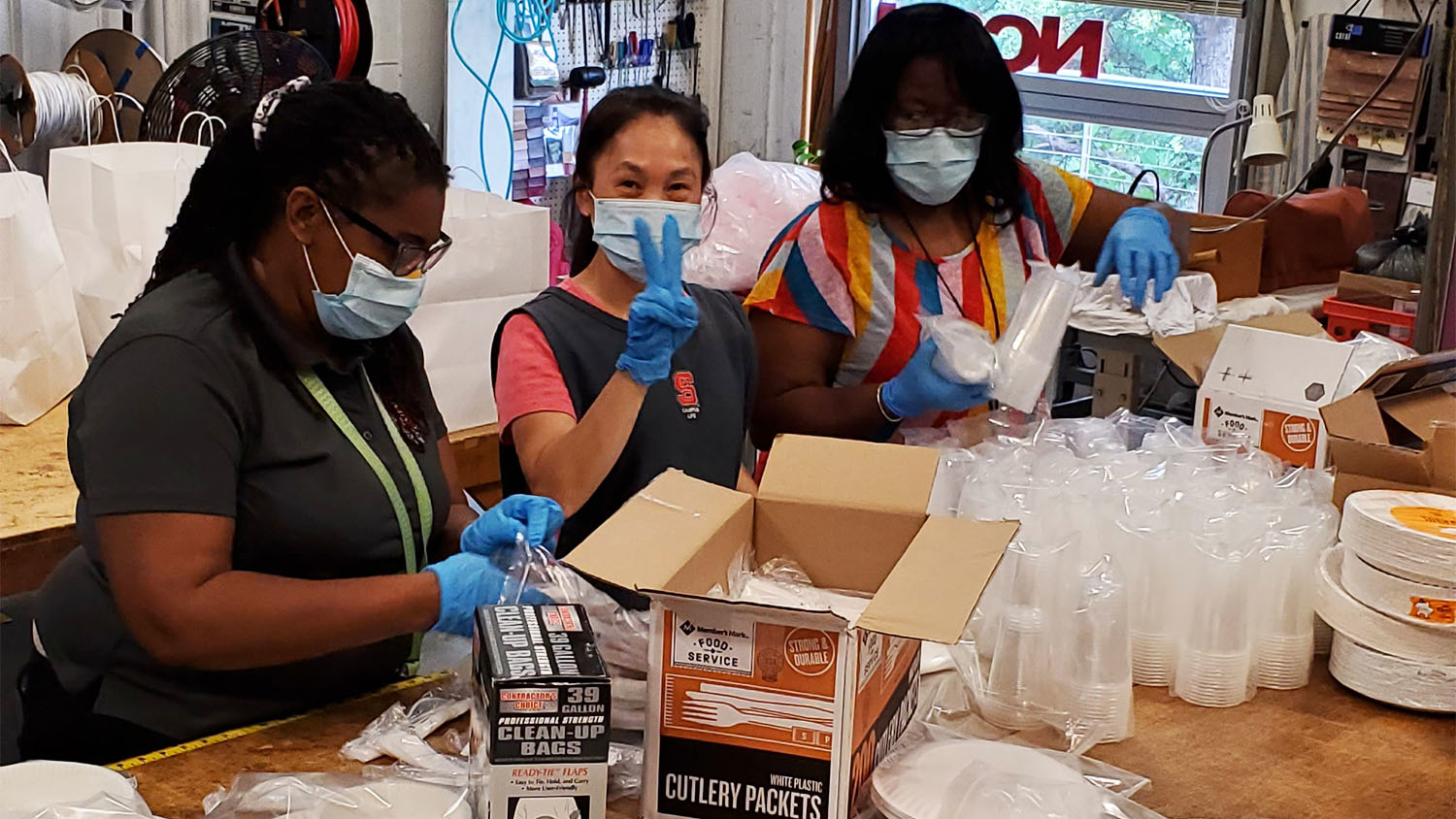 宿舍和餐厅的工作人员为被隔离和隔离的学生准备了护理包