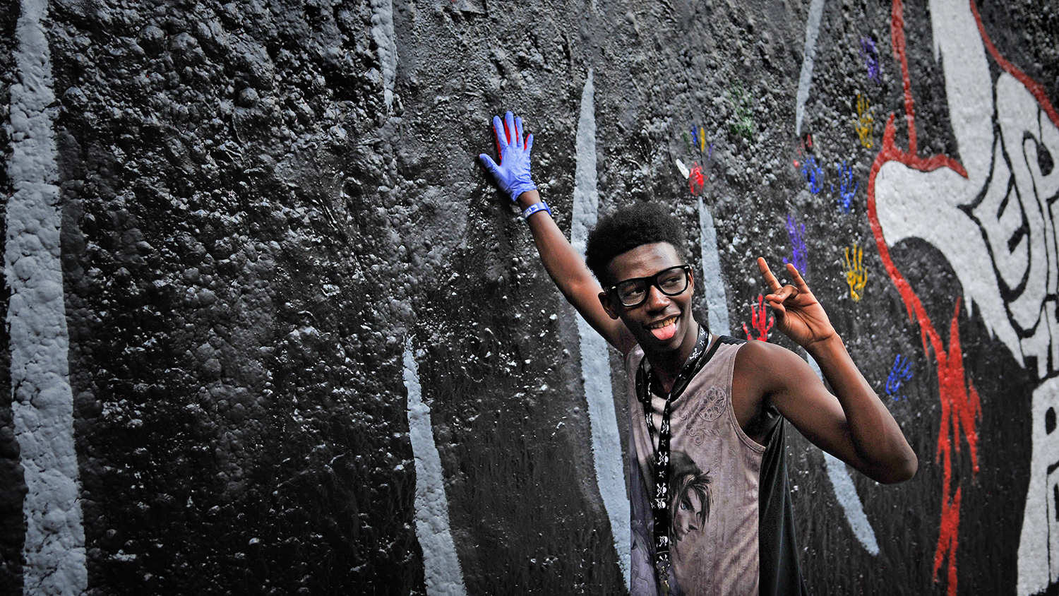 作为NC状态尊重Pack事件的一部分，学生将其手打印到2017年的免费表达隧道。