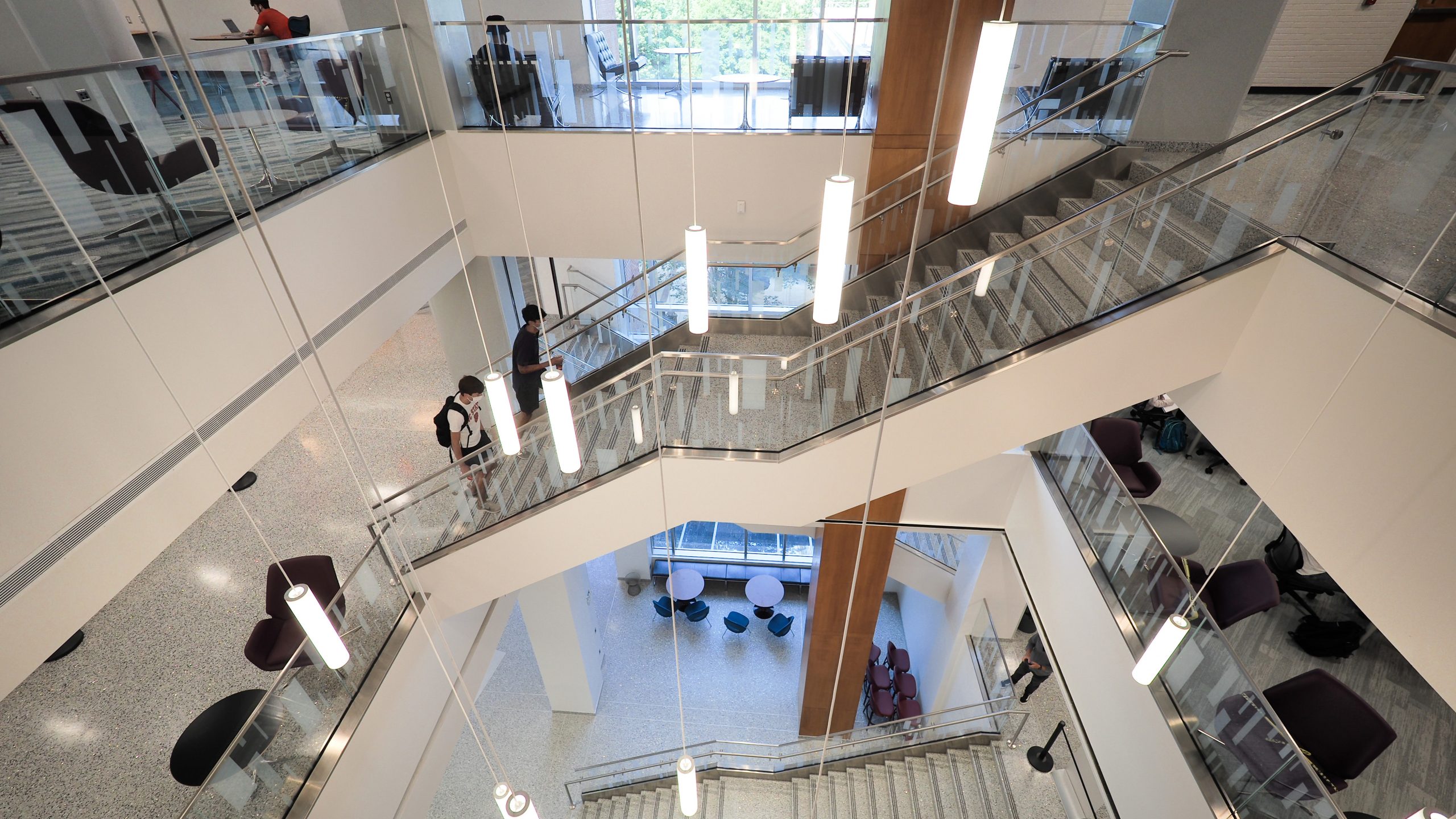 学生在2020年的第一天在新装修的D.H. Hill Library中的中央楼梯间。