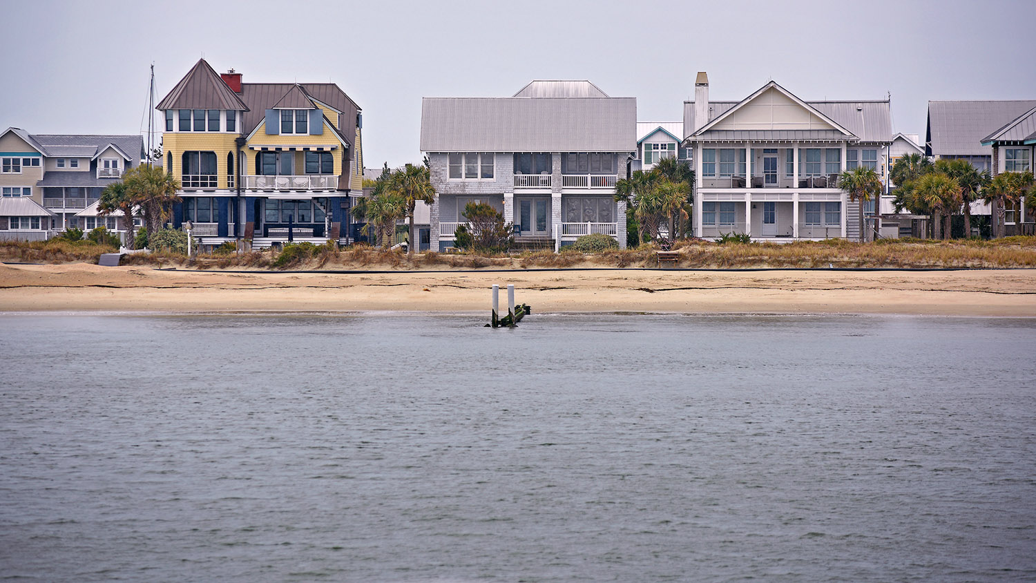 秃头岛的小别墅紧靠着海滩。