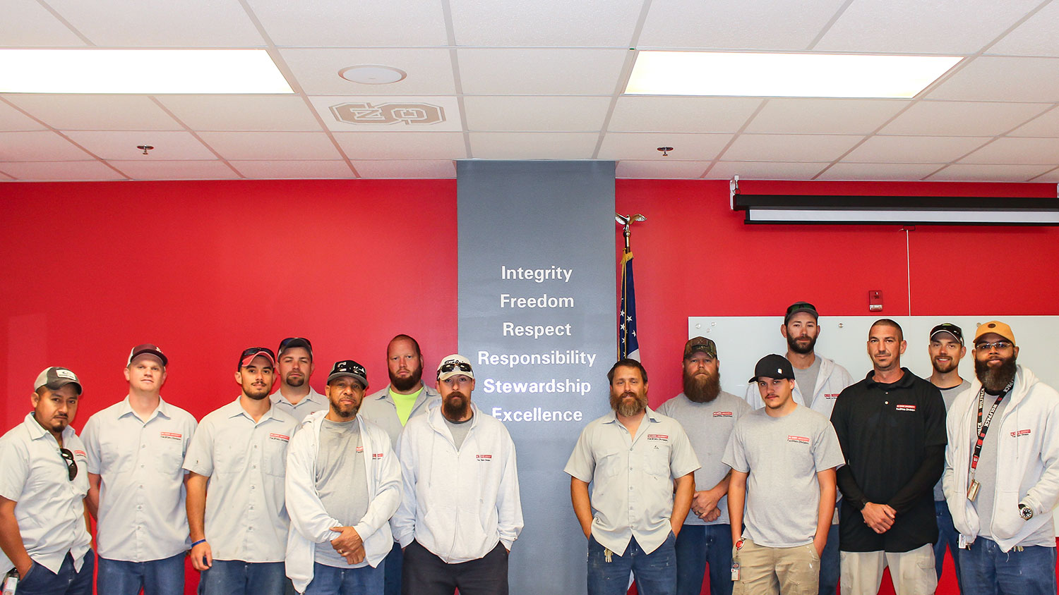 一组设施员工站在一起