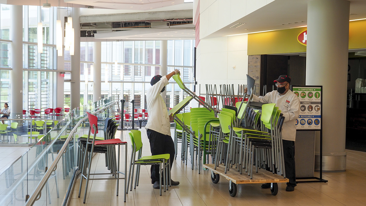 在新冠肺炎大流行期间，工人们从塔利学生会移走绿色椅子，限制座位容量。