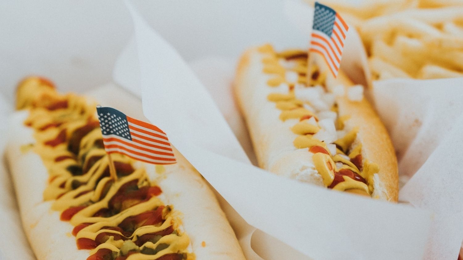 热狗和美国国旗装饰。