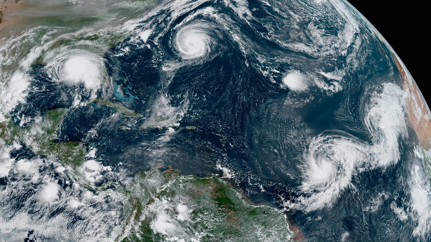 9月14日北大西洋5个飓风活跃的卫星图像。