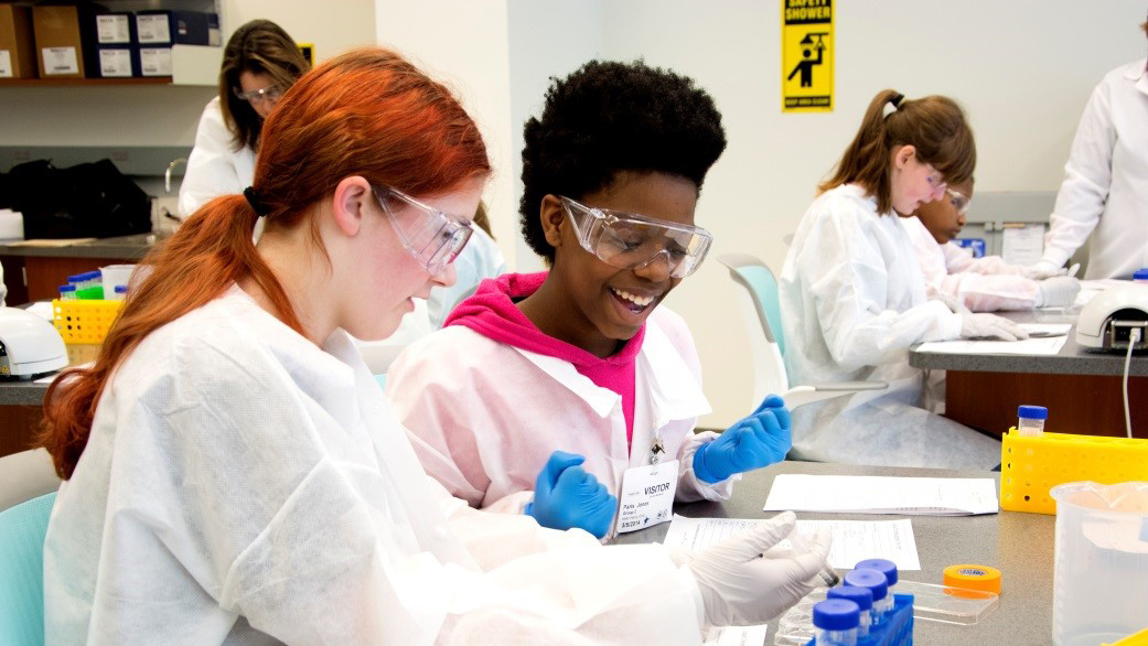 实验室外套和护目镜的学生。