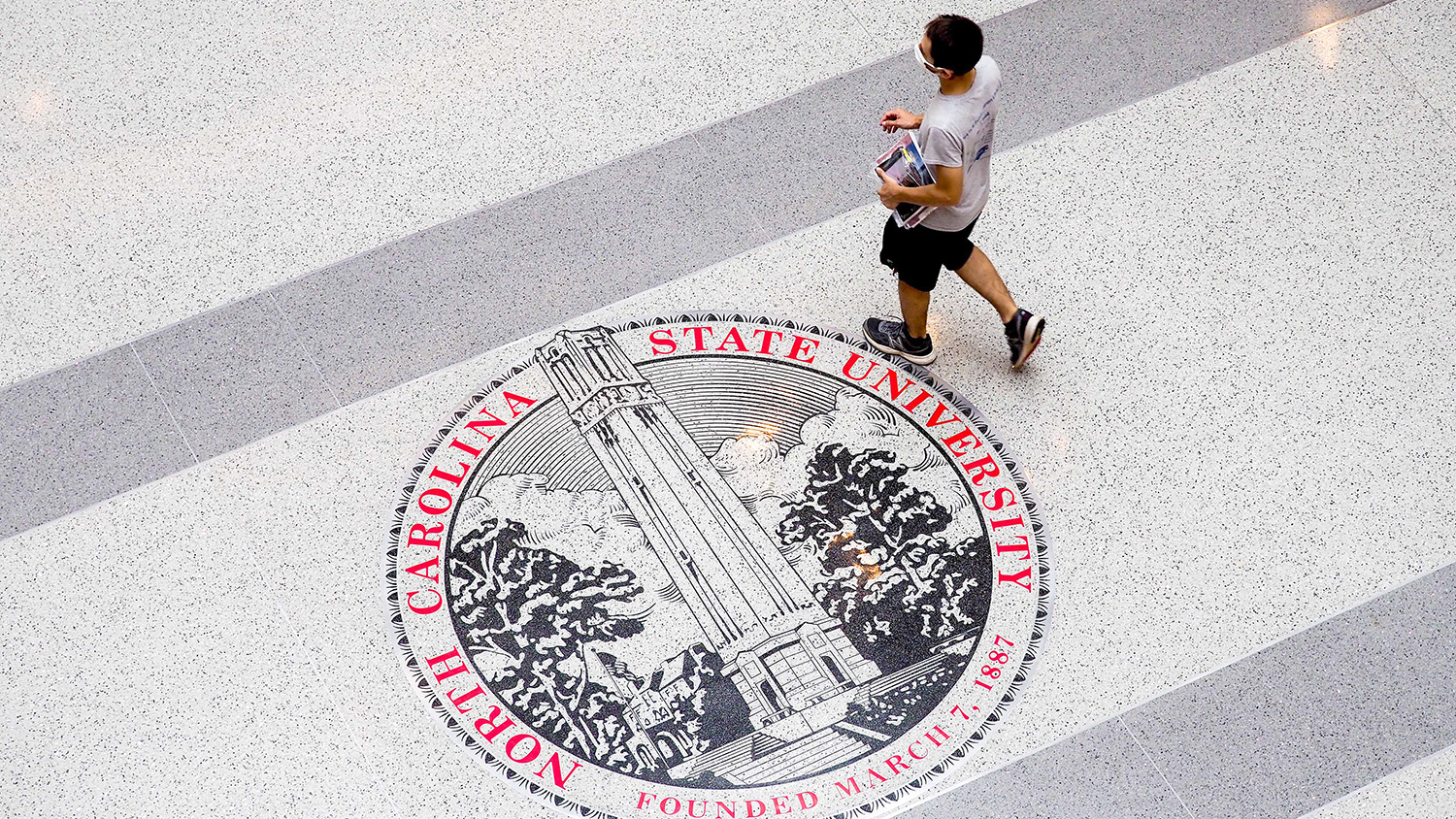 2020年秋季学期本科生面对面课堂的最后一天，学生们走过塔利学生中心。摄影:Becky Kirkland