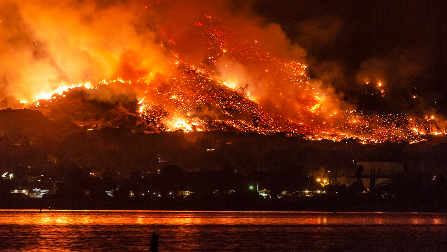 在加利福尼亚湖附近的野火烧伤。