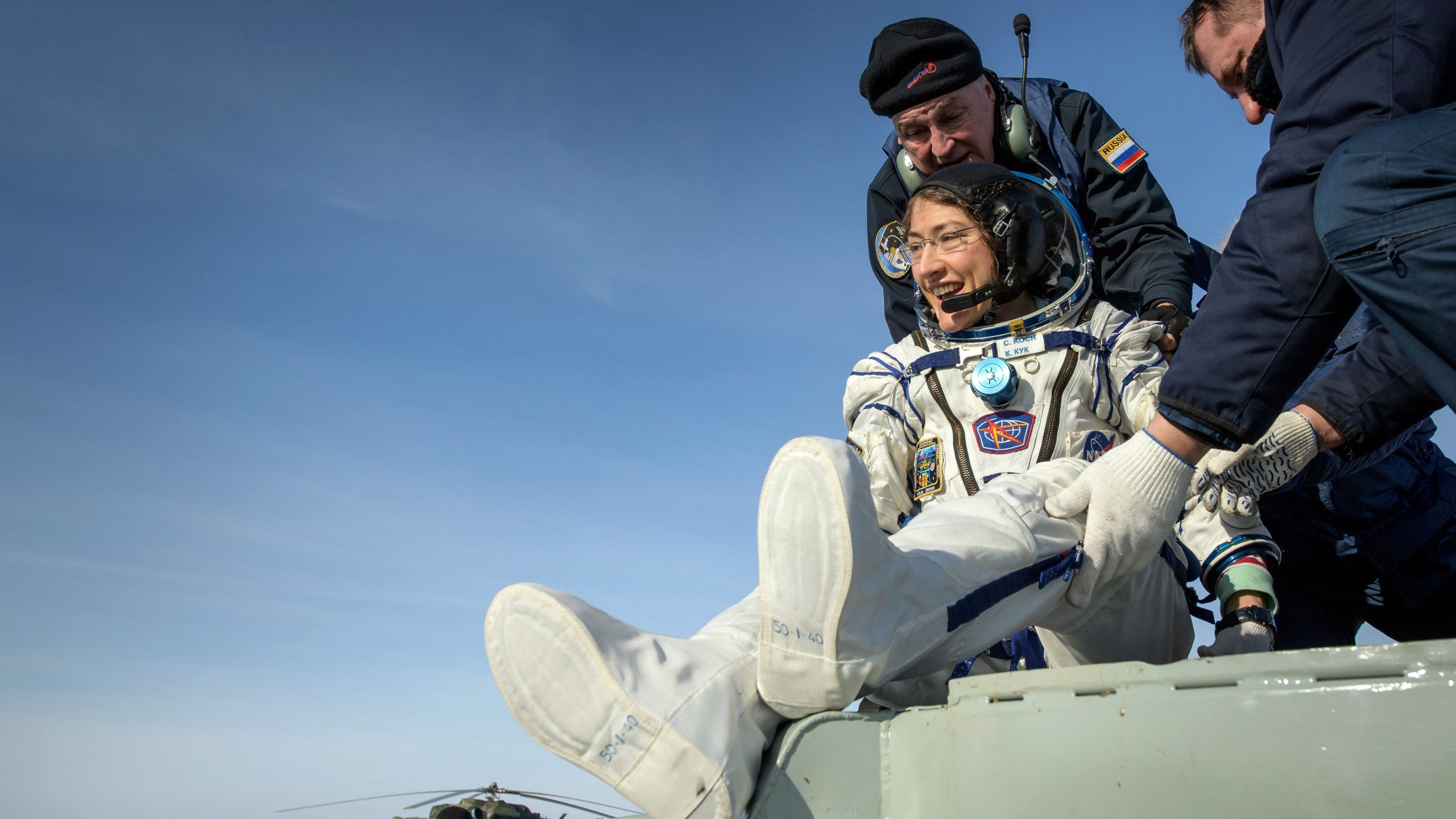 美国宇航局宇航员克里斯蒂娜·科赫在帮助下离开联盟号MS-13宇宙飞船。