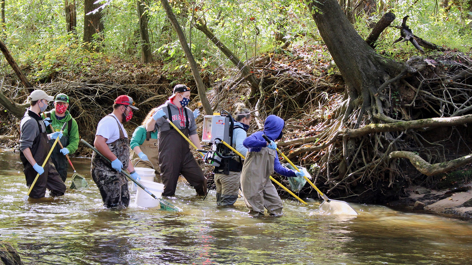 NC州立学生尝试他们的手在罗利湖闪电。