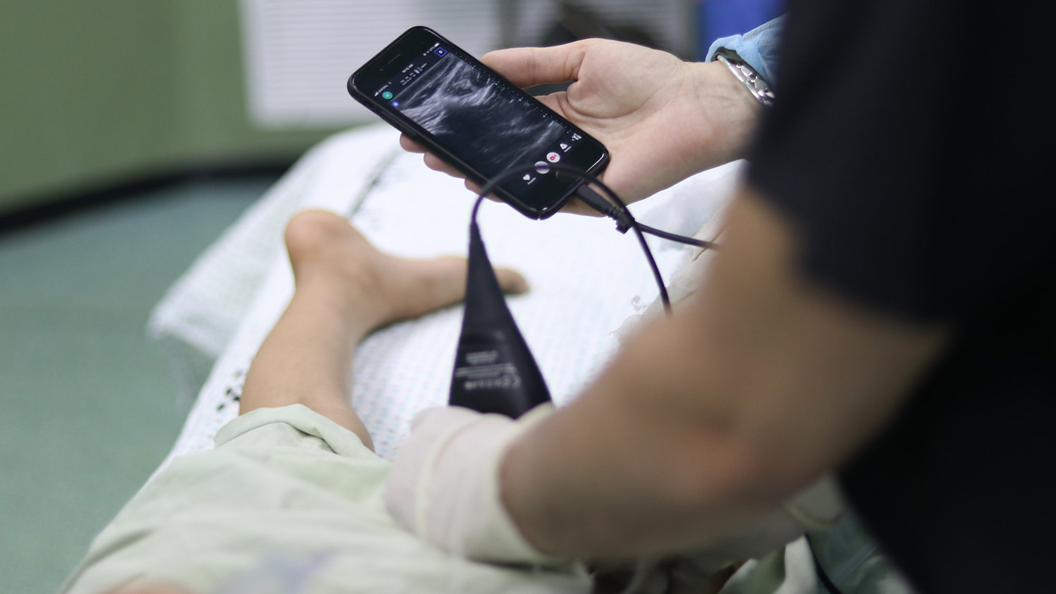 医护人员在急诊室使用与智能手机相连的超声波