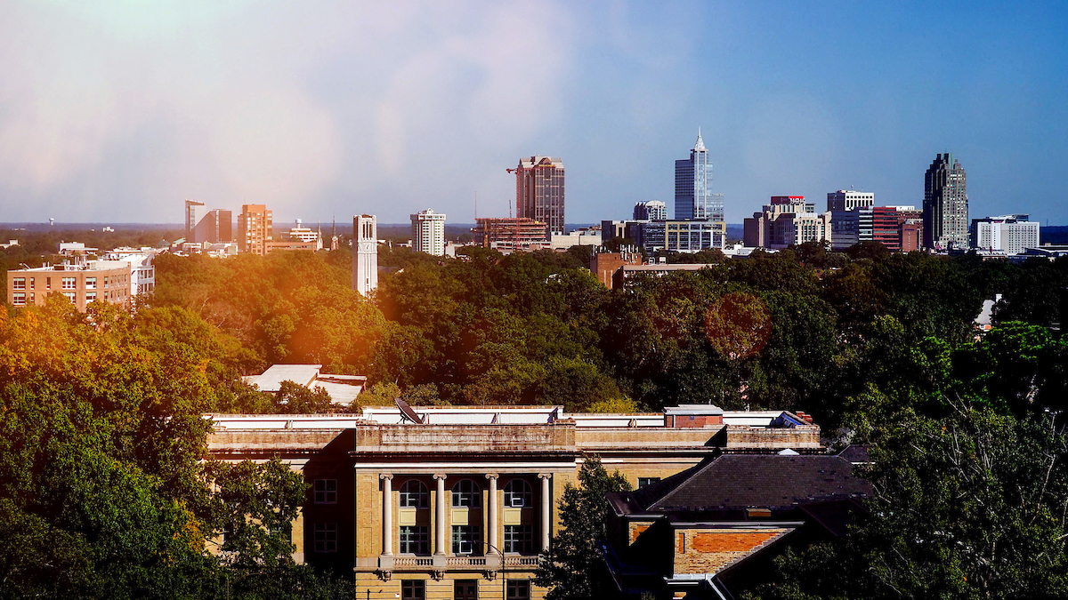 里克厅(前景)和北卡罗来纳州立大学校园的钟楼，后面是罗利市中心。