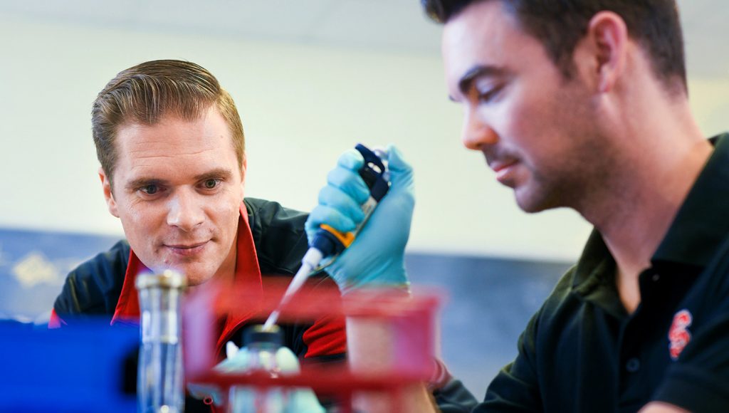 Rodolphe Barrangou博士和另一位研究人员在他位于肖布厅的实验室里工作。