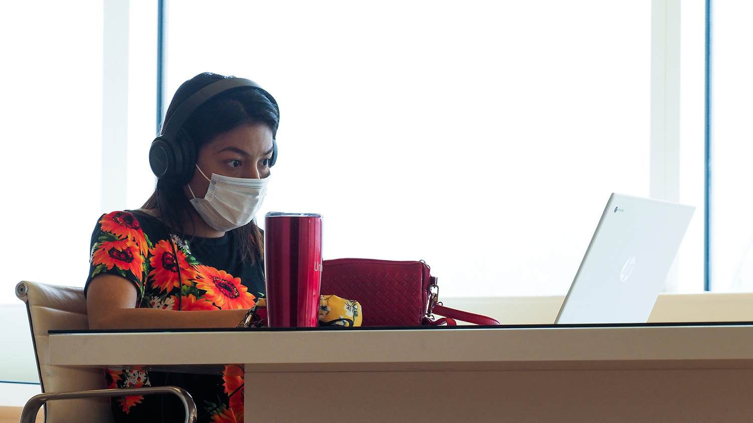 在COVID-19流感大流行期间，一名学生在亨特图书馆工作。