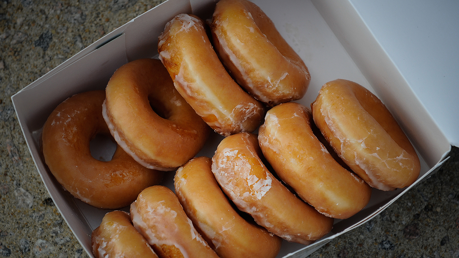 在Krispy Kreme挑战期间的一盒Krispy Kreme甜甜圈
